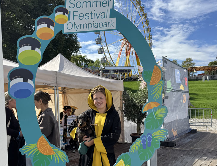 Münchner Kindl Franziska Inselkammer freute sich schon mit Dackel Seppi auf den Dackel Day auf dem Olympiapark Sommerfestival (Martin Schmitz) 